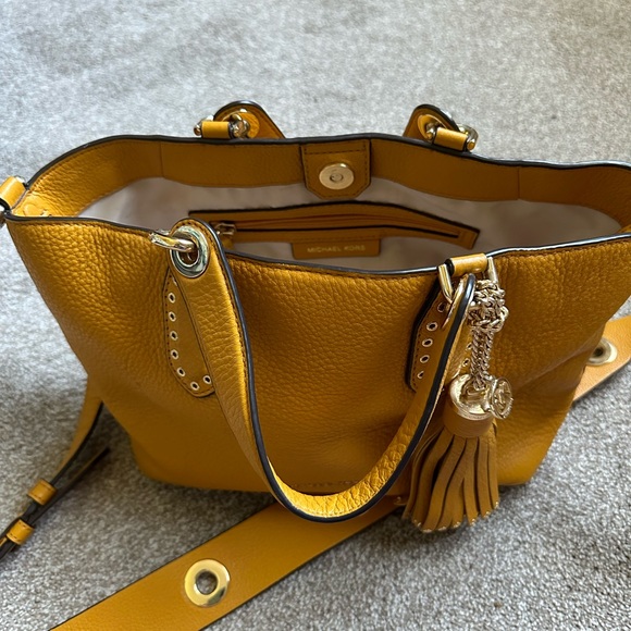 Michael Kors Handbags - Michael Kors crossbody